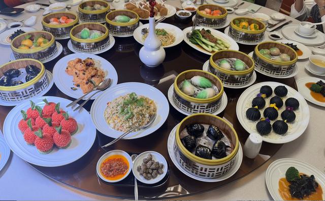 Đầu bếp Hồng Kông học chiên bánh cam đến… phồng tay để đãi khách Việt- Ảnh 2. Đầu bếp Hồng Kông học chiên bánh cam đến… phồng tay để đãi khách Việt- Ảnh 2.