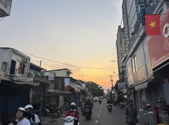 Tiến sĩ Andrew Stiff nói về karaoke và linh hồn của TP . HCM bên kênh Tẻ - Ảnh 1. Tiến sĩ Andrew Stiff nói về karaoke và linh hồn của TP . HCM bên kênh Tẻ - Ảnh 1.