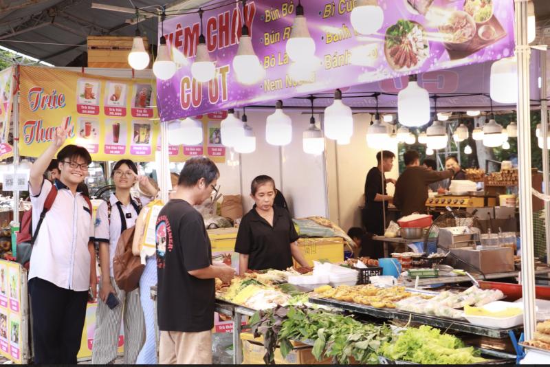 Ngày đầu lễ hội ẩm thực chay ở TP.HCM: Hấp dẫn hàng trăm món 'đẹp như tranh'- Ảnh 8. Ngày đầu lễ hội ẩm thực chay ở TP.HCM: Hấp dẫn hàng trăm món 'đẹp như tranh'- Ảnh 8.