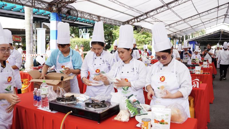 Ngày đầu lễ hội ẩm thực chay ở TP.HCM: Hấp dẫn hàng trăm món 'đẹp như tranh'- Ảnh 2. Ngày đầu lễ hội ẩm thực chay ở TP.HCM: Hấp dẫn hàng trăm món 'đẹp như tranh'- Ảnh 2.