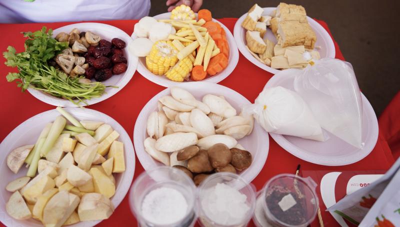 Ngày đầu lễ hội ẩm thực chay ở TP.HCM: Hấp dẫn hàng trăm món 'đẹp như tranh'- Ảnh 4. Ngày đầu lễ hội ẩm thực chay ở TP.HCM: Hấp dẫn hàng trăm món 'đẹp như tranh'- Ảnh 4.