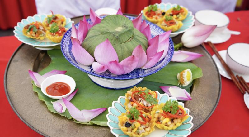 Ngày đầu lễ hội ẩm thực chay ở TP.HCM: Hấp dẫn hàng trăm món 'đẹp như tranh'- Ảnh 6. Ngày đầu lễ hội ẩm thực chay ở TP.HCM: Hấp dẫn hàng trăm món 'đẹp như tranh'- Ảnh 6.