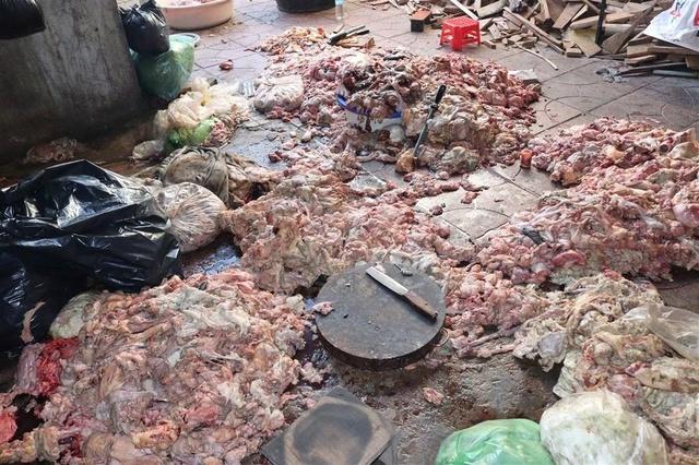 Rùng mình cảnh chế biến mỡ heo dưới nền nhà- Ảnh 1. Rùng mình cảnh chế biến mỡ heo dưới nền nhà- Ảnh 1.