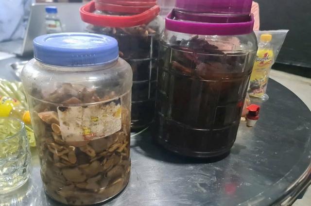 Uống rượu ngâm rễ cây, 6 người bị ngộ độc nặng- Ảnh 1. Uống rượu ngâm rễ cây, 6 người bị ngộ độc nặng- Ảnh 1.