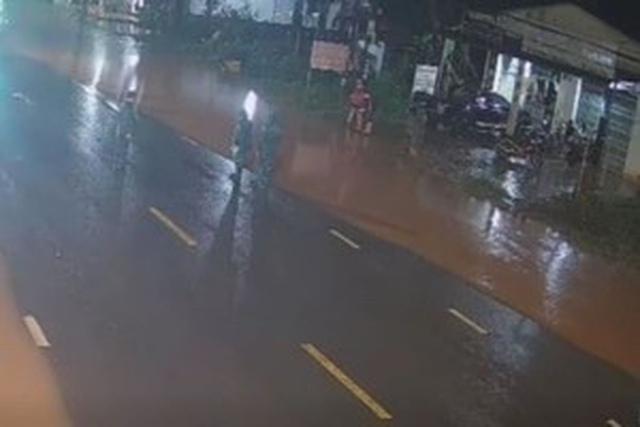 Tham gia điều tiết giao thông vùng ngập, chủ tịch xã bị xe tông tử vong- Ảnh 1.