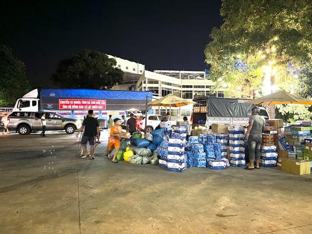 Hàng cứu trợ chất đầy ngã sáu Buôn Ma Thuột gửi đồng bào vùng lũ miền Bắc - Ảnh 1.