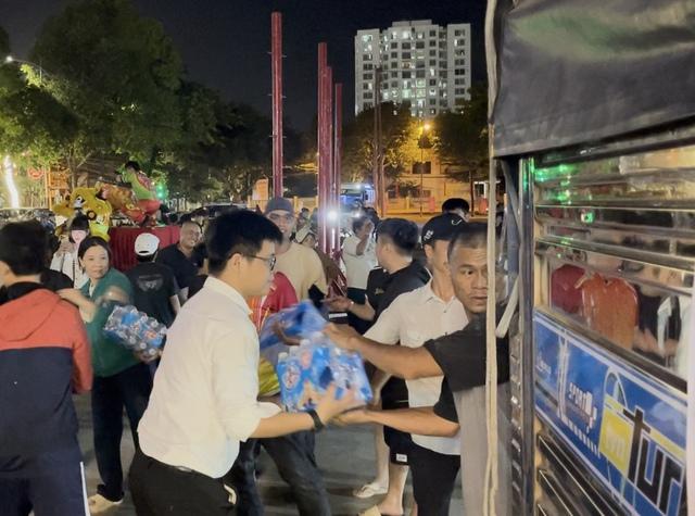 Hàng cứu trợ chất đầy ngã sáu Buôn Ma Thuột gửi đồng bào vùng lũ miền Bắc - Ảnh 2.