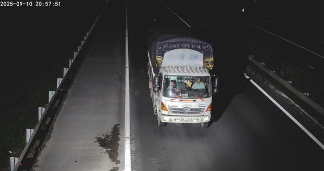 Cục CSGT cảnh báo: Mặc áo giả thắt dây an toàn không tránh được phạt nguội - Ảnh 3.