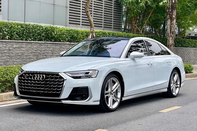 Từng có giá ngang siêu xe, ‘hàng độc’ Audi S8 mất 10 tỉ đồng sau 4 năm - Ảnh 1.