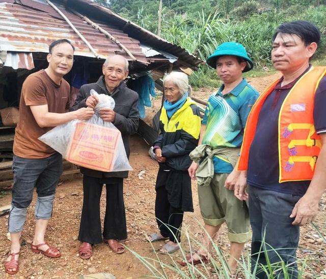 Đà Nẵng: Vượt hàng chục điểm sạt lở, gùi hàng tiếp tế người dân bị cô lập- Ảnh 3. Đà Nẵng: Vượt hàng chục điểm sạt lở, gùi hàng tiếp tế người dân bị cô lập- Ảnh 3.