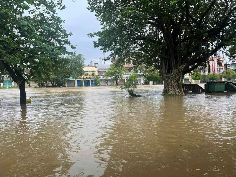 Lũ trên sông Hương lên cao, nhiều tuyến đường nội đô TP.Huế biến thành sông- Ảnh 3.