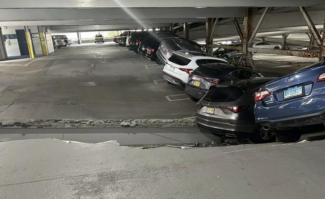 Bãi đỗ xe sập ở White Plains khiến hàng trăm ô tô mắc kẹt và hư hỏng - Ảnh 1.