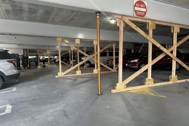 Bãi đỗ xe sập ở White Plains khiến hàng trăm ô tô mắc kẹt và hư hỏng - Ảnh 2.