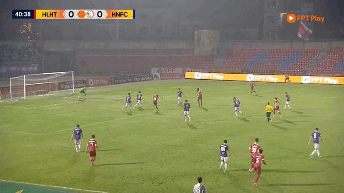 Sao Việt kiều Lê Viktor bùng nổ, Hà Tĩnh thắng cực sốc Hà Nội: HLV Harry Kewell đau khổ - Ảnh 1.