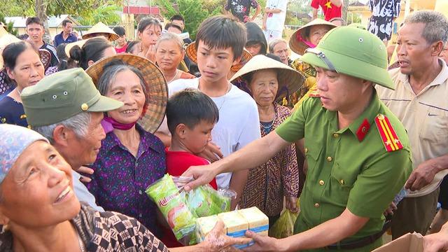 Khắc phục hậu quả bão số 10: Nước rút đến đâu, dọn dẹp ngay tới đó - Ảnh 2.