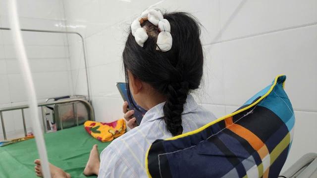 Hà Tĩnh: Khởi tố cha dượng bạo hành con riêng của vợ - Ảnh 2.