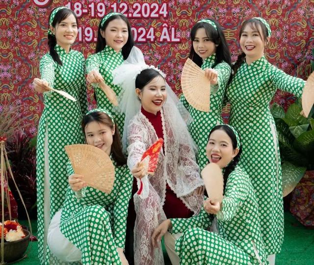 Đám cưới miền Tây của cô dâu gây sốt , tái hiện phong cách thập niên 1990 - Ảnh 5.