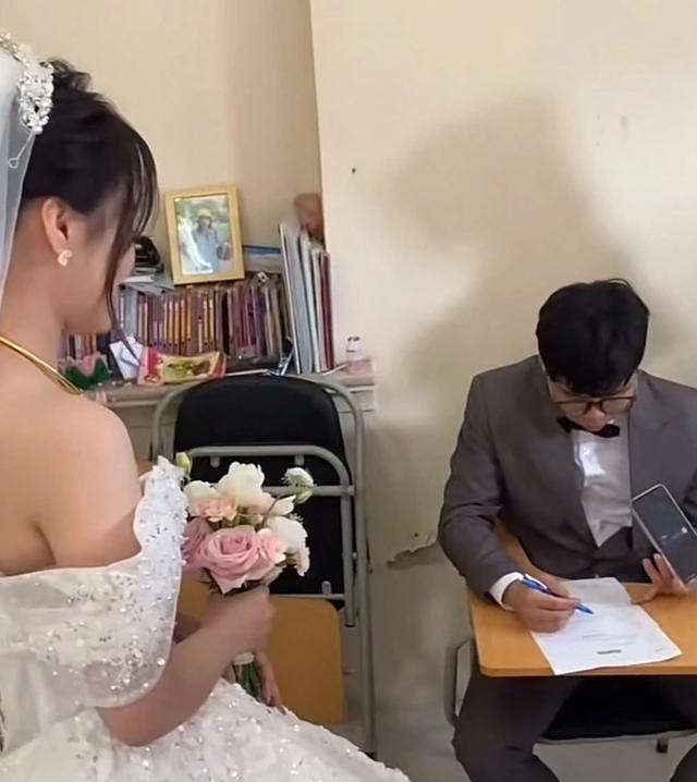 Cô dâu Hà Nội tổ chức thi tiếng Anh cho chú rể tại lễ cưới độc đáo - Ảnh 1.