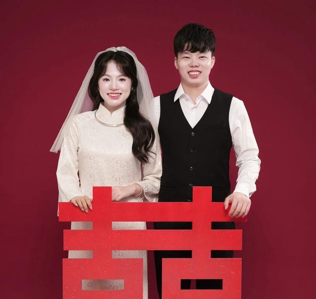 Cô dâu Hà Nội tổ chức thi tiếng Anh cho chú rể tại lễ cưới độc đáo - Ảnh 3.