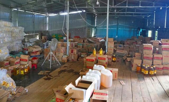 Khởi tố giám đốc sản xuất hàng triệu lít dầu ăn giả tại Nghệ An - Ảnh 2. Khởi tố giám đốc sản xuất hàng triệu lít dầu ăn giả tại Nghệ An - Ảnh 2.