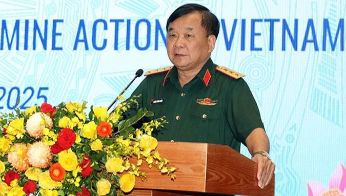 Thượng tướng Hoàng Xuân Chiến yêu cầu đẩy nhanh tốc độ khắc phục hậu quả bom mìn- Ảnh 1. Thượng tướng Hoàng Xuân Chiến yêu cầu đẩy nhanh tốc độ khắc phục hậu quả bom mìn- Ảnh 1.