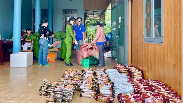 Tạm giữ giám đốc cơ sở nghi sản xuất hàng tấn cà phê giả tại Gia Lai - Ảnh 1.