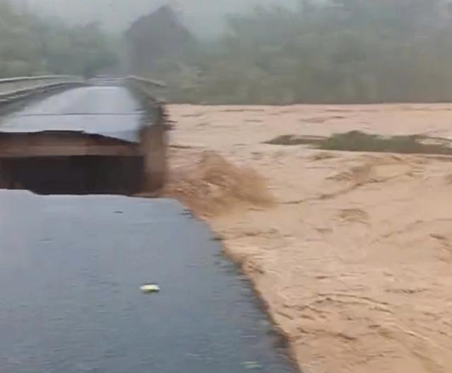 TP.Huế: Nước đầu nguồn đổ về, sập cầu Le No ở xã miền núi Khe Tre - Ảnh 2.