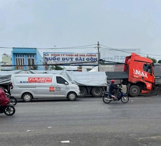 TP.HCM: Xe đầu kéo chở sắt gặp sự cố, đường Lê Đức Anh ùn ứ- Ảnh 1. TP.HCM: Xe đầu kéo chở sắt gặp sự cố, đường Lê Đức Anh ùn ứ- Ảnh 1.