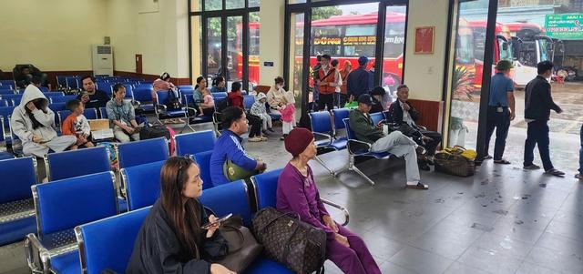 Đường sắt Bắc - Nam bị ách tắc tại Huế , hành khách được ' tăng bo ' qua Đông Hà - Ảnh 2. Đường sắt Bắc - Nam bị ách tắc tại Huế , hành khách được ' tăng bo ' qua Đông Hà - Ảnh 2.