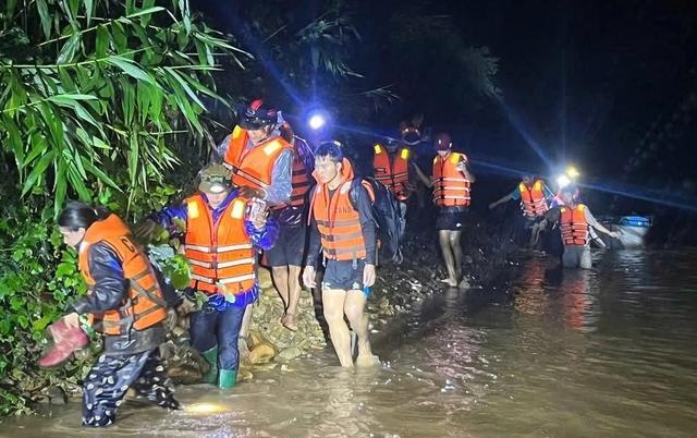 Quảng Trị: Cứu 6 người bị cô lập trong rừng do nước lũ dâng cao - Ảnh 1. Quảng Trị: Cứu 6 người bị cô lập trong rừng do nước lũ dâng cao - Ảnh 1.