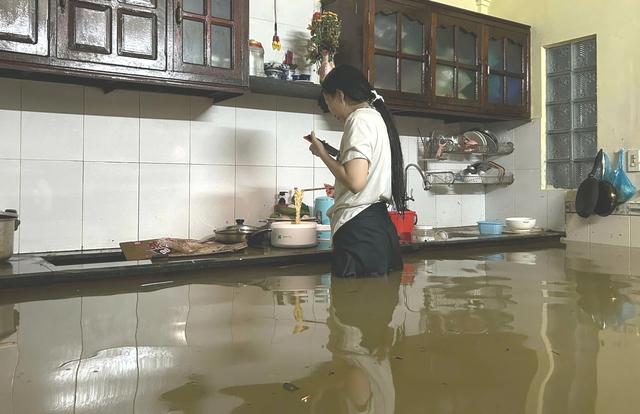 Sinh viên Huế trở tay không kịp, xe cộ, đồ đạc bị nhấn chìm trong nước lũ - Ảnh 5. Sinh viên Huế trở tay không kịp, xe cộ, đồ đạc bị nhấn chìm trong nước lũ - Ảnh 5.