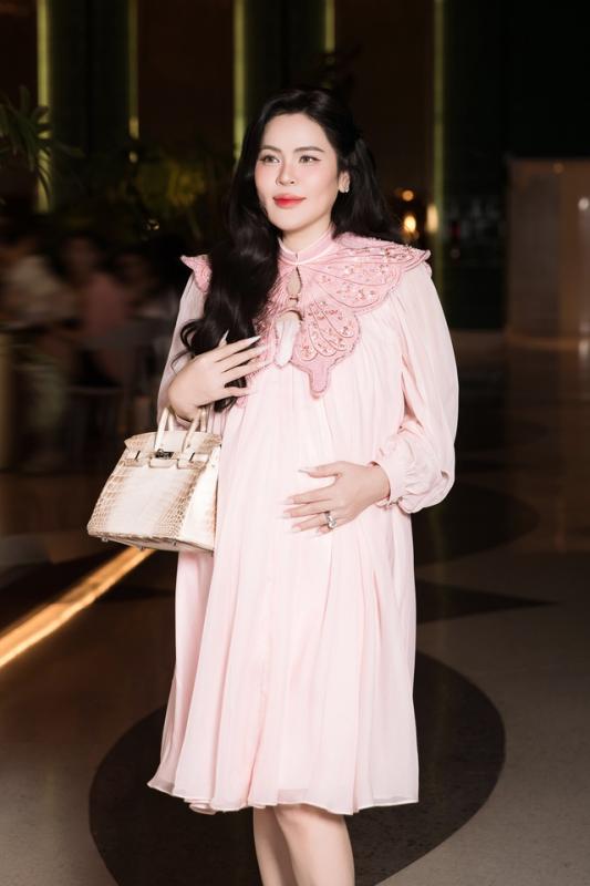 Cuộc sống của Hoa hậu Phương Lê sau khi 'lên chức' lần thứ 3 - Ảnh 2.