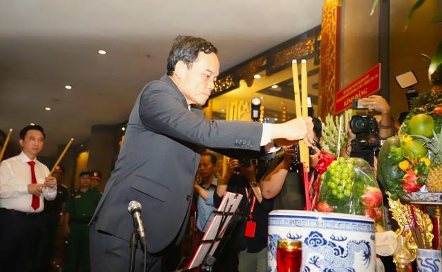 Đoàn đại biểu dự Đại hội Đảng bộ TP.HCM trải nghiệm metro, dâng hương Vua Hùng- Ảnh 4. Đoàn đại biểu dự Đại hội Đảng bộ TP.HCM trải nghiệm metro, dâng hương Vua Hùng- Ảnh 4.