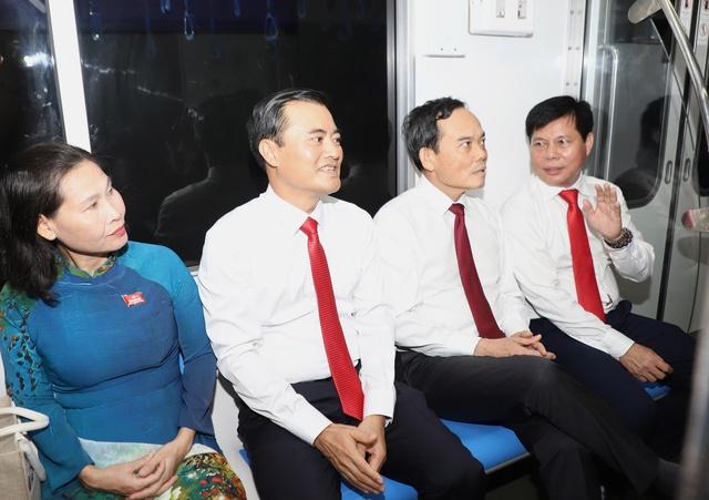 Đoàn đại biểu dự Đại hội Đảng bộ TP.HCM trải nghiệm metro, dâng hương Vua Hùng- Ảnh 2. Đoàn đại biểu dự Đại hội Đảng bộ TP.HCM trải nghiệm metro, dâng hương Vua Hùng- Ảnh 2.