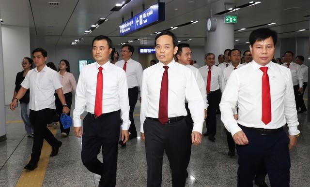 Đoàn đại biểu dự Đại hội Đảng bộ TP.HCM trải nghiệm metro, dâng hương Vua Hùng- Ảnh 1. Đoàn đại biểu dự Đại hội Đảng bộ TP.HCM trải nghiệm metro, dâng hương Vua Hùng- Ảnh 1.