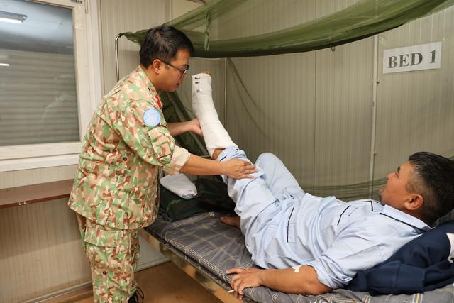Bác sĩ Việt Nam nối gân gót chân cho sĩ quan Mông Cổ ở châu Phi- Ảnh 5. Bác sĩ Việt Nam nối gân gót chân cho sĩ quan Mông Cổ ở châu Phi- Ảnh 5.