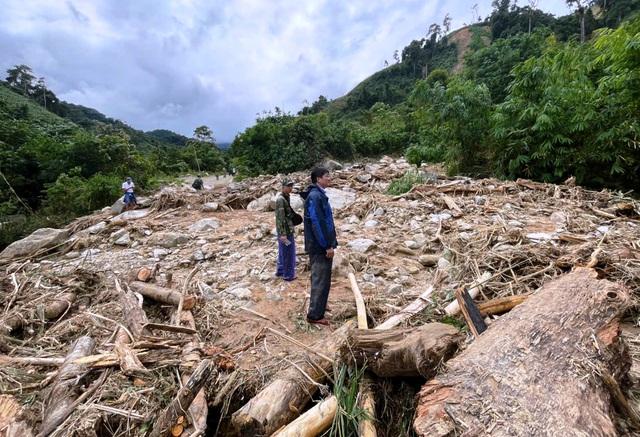 Đà Nẵng: Vượt hàng chục điểm sạt lở, gùi hàng tiếp tế người dân bị cô lập- Ảnh 2. Đà Nẵng: Vượt hàng chục điểm sạt lở, gùi hàng tiếp tế người dân bị cô lập- Ảnh 2.