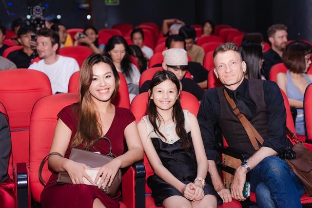 Phương Vy rạng rỡ cùng chồng Tây và con gái dự ra mắt nhạc kịch Broadway - Ảnh 1. Phương Vy rạng rỡ cùng chồng Tây và con gái dự ra mắt nhạc kịch Broadway - Ảnh 1.