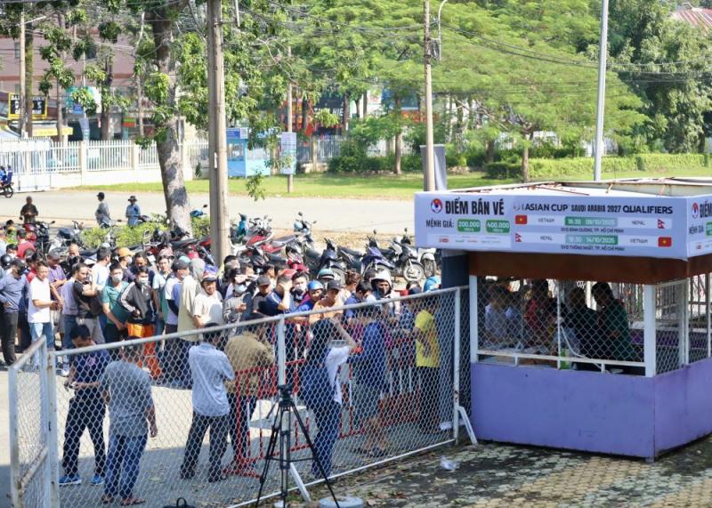 Malaysia nín thở chờ án phạt, sân Gò Đậu 'hầm hập' cơn sốt vé đội tuyển Việt Nam- Ảnh 3.