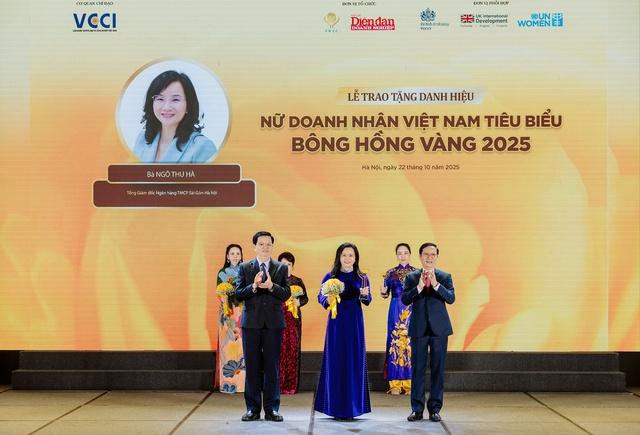 Tổng Giám đốc SHB Ngô Thu Hà được vinh danh 'Nữ doanh nhân Việt Nam tiêu biểu - Bông hồng vàng' năm 2025- Ảnh 1.