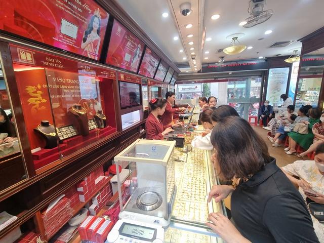 Giá vàng hôm nay 12.10.2025: Bỏ độc quyền vàng miếng, chênh lệch mua bán vẫn 3 triệu- Ảnh 1. Giá vàng hôm nay 12.10.2025: Bỏ độc quyền vàng miếng, chênh lệch mua bán vẫn 3 triệu- Ảnh 1.