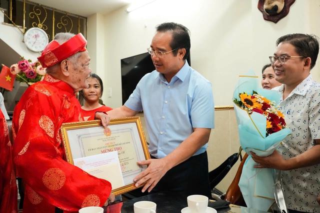 TP.HCM đề xuất mức quà mừng thọ người cao tuổi, cao nhất 2,4 triệu đồng/lần- Ảnh 1.