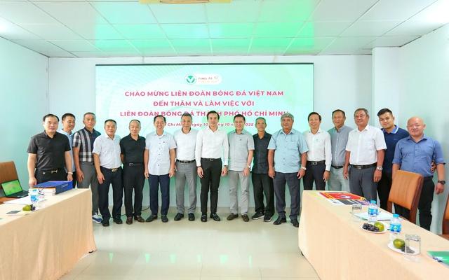 Ông Trần Quốc Tuấn làm việc với ông Trần Anh Tú: Bóng đá TP.HCM được khen ngợi- Ảnh 1.