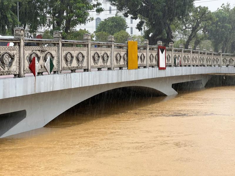 TP.Huế: Nội đô lũ đang rút dần, hạ du vẫn ngập sâu- Ảnh 4. TP.Huế: Nội đô lũ đang rút dần, hạ du vẫn ngập sâu- Ảnh 4.