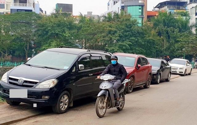 Đỗ xe kiểu 'chân trên chân dưới': Thói quen cần bỏ ngay của tài xế Việt - Ảnh 1. Đỗ xe kiểu 'chân trên chân dưới': Thói quen cần bỏ ngay của tài xế Việt - Ảnh 1.