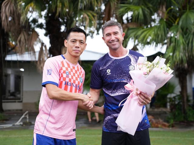 Sếp lớn CLB Hà Nội nói điều bất ngờ trong ngày huyền thoại Harry Kewell ra mắt truyền thông- Ảnh 6. Sếp lớn CLB Hà Nội nói điều bất ngờ trong ngày huyền thoại Harry Kewell ra mắt truyền thông- Ảnh 6.