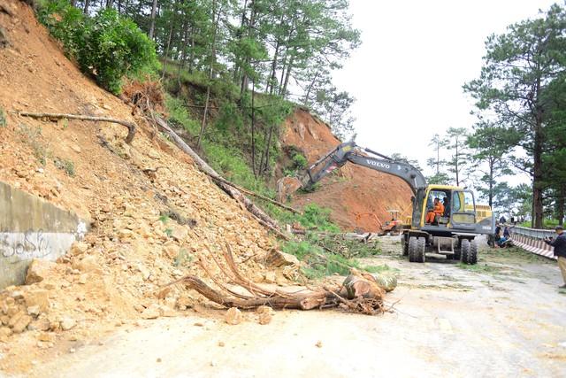 Sạt lở đèo D'Ran cấm đường không biển báo gây phiền toái cho du khách- Ảnh 7. Sạt lở đèo D'Ran cấm đường không biển báo gây phiền toái cho du khách- Ảnh 7.