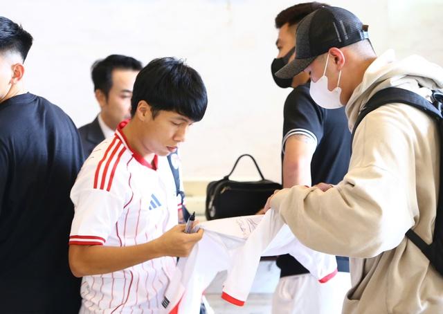 HLV Kim Sang-sik mặc áo giản dị vẫn rất chất, đội tuyển Việt Nam ‘tíu tít’ hội quân- Ảnh 1. HLV Kim Sang-sik mặc áo giản dị vẫn rất chất, đội tuyển Việt Nam ‘tíu tít’ hội quân- Ảnh 1.
