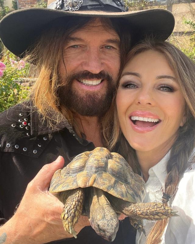 Elizabeth Hurley khoe cuộc sống 'hoang dã' ở tuổi 60 - Ảnh 1.