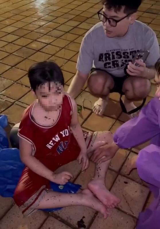 Cháu bé trôi giữa dòng nước xiết trên sông Hàn, câu chuyện hy hữu đằng sau- Ảnh 3. Cháu bé trôi giữa dòng nước xiết trên sông Hàn, câu chuyện hy hữu đằng sau- Ảnh 3.